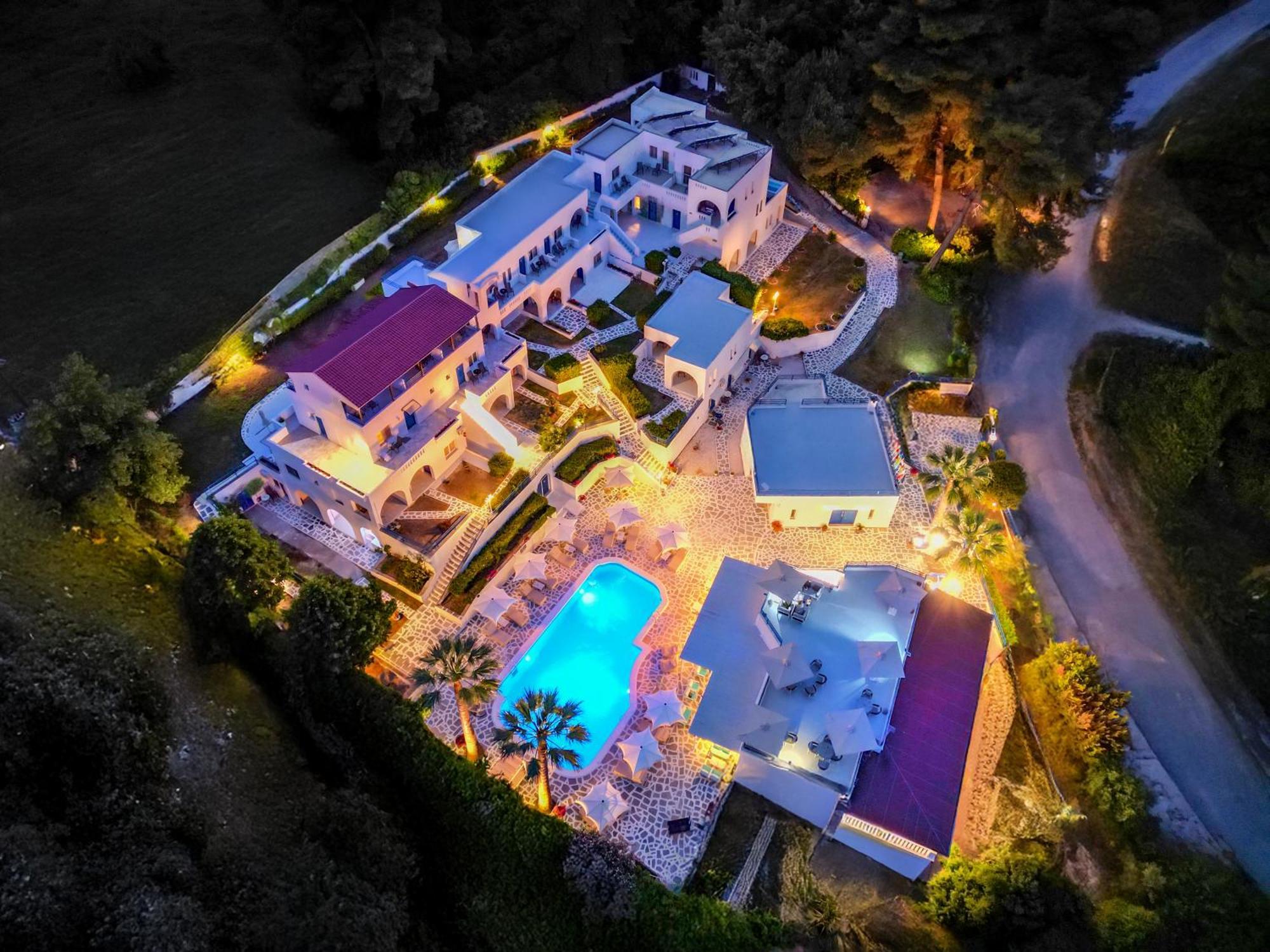 Theo Bungalows Boutique Hotel 크리오피지 외부 사진